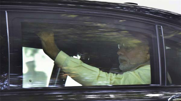 பிரபலங்கள் காரின் பின்சீட்டில் அமர்வதற்கு என்ன காரணம்? படித்தால் வியந்து போவீர்கள்