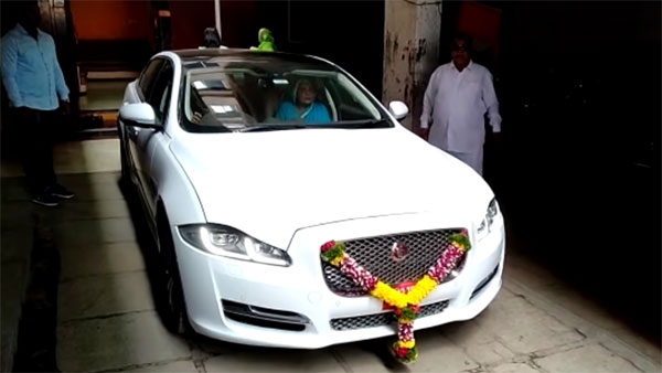 ரூ.1.34 கோடிக்கு ஜாகுவார் கார் வாங்கிய விவசாயி! தங்கத்தால் உருவாக்கப்பட்ட இனிப்பு வழங்கி கொண்டாட்டம்