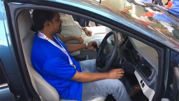 கேரள வெள்ளத்தில் உயிர்களை காப்பாற்றிய மீனவருக்கு புதிய மஹிந்திரா மராஸ்ஸோ கார் பரிசு…