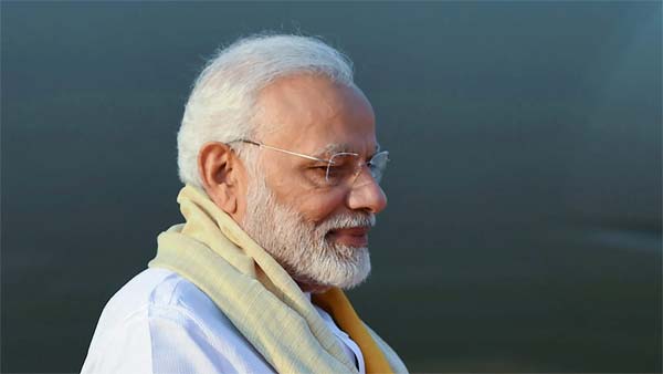 பிரதமர் மோடியிடம் சொந்தமாக ஒரு கார் பைக் என எந்த விதமான வாகனமும் இல்லை என்ற தகவல் தற்போது வெளியாகியுள்ளது. மேலும் அவரது சொத்து மதிப்பு சுமார் ரூ 2 கோடி தான் இருக்கும் எனவும் அவருக்கு சொந்தமாக ஒரே ஒரு வீடுதான் இருக்கிறது என்ற தகவல்கள் வெளியாகியுள்ளது.