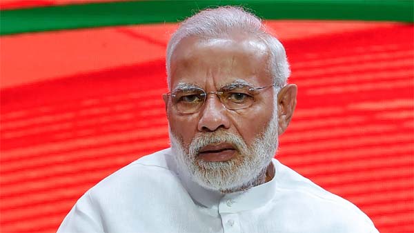 பிரதமர் மோடியிடம் சொந்தமாக ஒரு கார் பைக் என எந்த விதமான வாகனமும் இல்லை என்ற தகவல் தற்போது வெளியாகியுள்ளது. மேலும் அவரது சொத்து மதிப்பு சுமார் ரூ 2 கோடி தான் இருக்கும் எனவும் அவருக்கு சொந்தமாக ஒரே ஒரு வீடுதான் இருக்கிறது என்ற தகவல்கள் வெளியாகியுள்ளது.