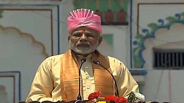 பிரதமர் மோடியிடம் சொந்தமாக ஒரு கார் பைக் என எந்த விதமான வாகனமும் இல்லை என்ற தகவல் தற்போது வெளியாகியுள்ளது. மேலும் அவரது சொத்து மதிப்பு சுமார் ரூ 2 கோடி தான் இருக்கும் எனவும் அவருக்கு சொந்தமாக ஒரே ஒரு வீடுதான் இருக்கிறது என்ற தகவல்கள் வெளியாகியுள்ளது.