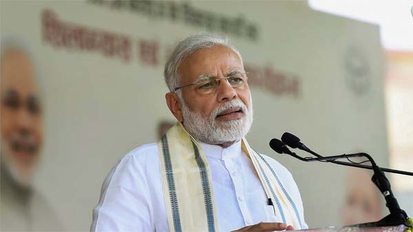 பிரதமர் மோடியிடம் சொந்தமாக ஒரு கார் பைக் என எந்த விதமான வாகனமும் இல்லை என்ற தகவல் தற்போது வெளியாகியுள்ளது. மேலும் அவரது சொத்து மதிப்பு சுமார் ரூ 2 கோடி தான் இருக்கும் எனவும் அவருக்கு சொந்தமாக ஒரே ஒரு வீடுதான் இருக்கிறது என்ற தகவல்கள் வெளியாகியுள்ளது.