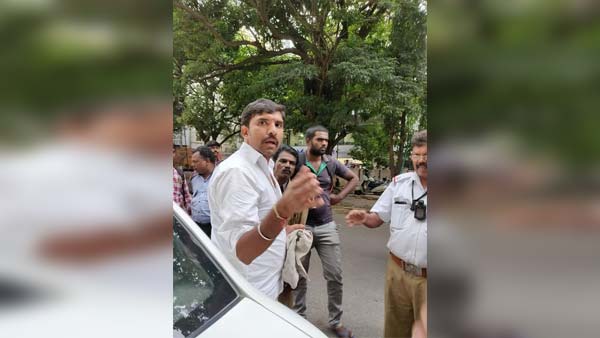 நடுரோட்டில் கைக்குழந்தையை இறக்கவிட்ட ஓலா டிரைவர்