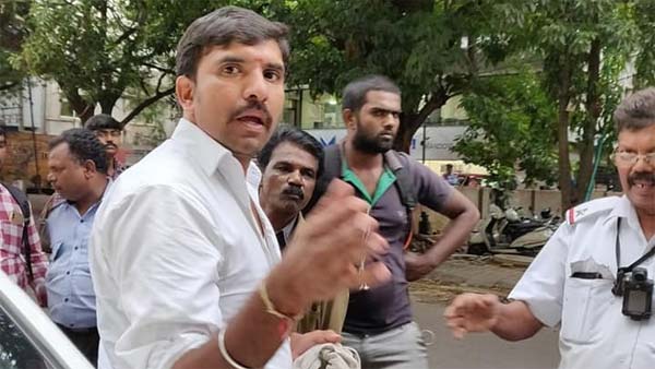 நடுரோட்டில் கைக்குழந்தையை இறக்கவிட்ட ஓலா டிரைவர்