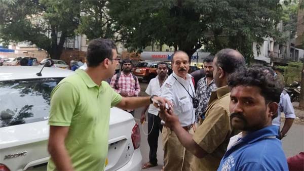 நடுரோட்டில் கைக்குழந்தையை இறக்கவிட்ட ஓலா டிரைவர்