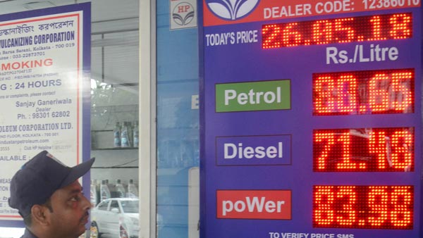 மோடியே நினைத்தாலும் பெட்ரோல் விலையை 99.99 ரூபாய்க்கு மேல் உயர்த்த முடியாது.. கட்டம் அப்படி..