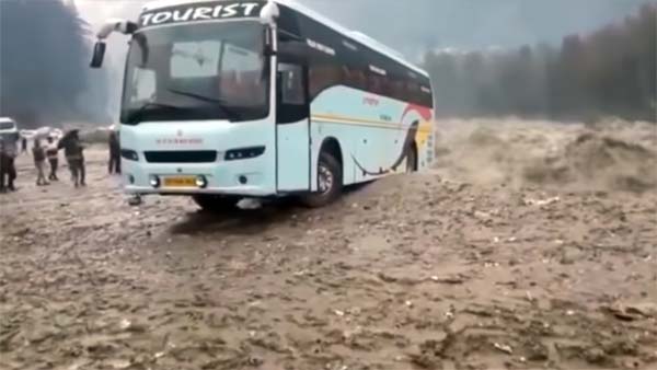 ஆற்றில் அடித்து செல்லப்பட்ட டூரிஸ்ட் பஸ்.. சமூக வலை தளங்களில் வைரலாகும் அதிர்ச்சி வீடியோ..
