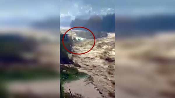 ஆற்றில் அடித்து செல்லப்பட்ட டூரிஸ்ட் பஸ்.. சமூக வலை தளங்களில் வைரலாகும் அதிர்ச்சி வீடியோ..