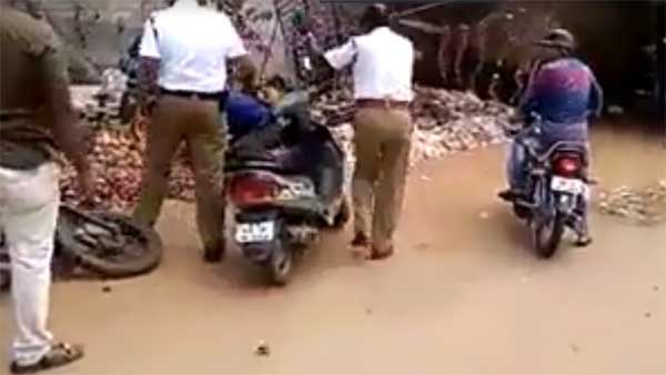ஹெல்மெட் அணியாததை கேட்டதால் 2 போலீஸ்காரர்களை சரமாரியாக தாக்கிய 'போதை' வக்கீல்.. வைரல் வீடியோ