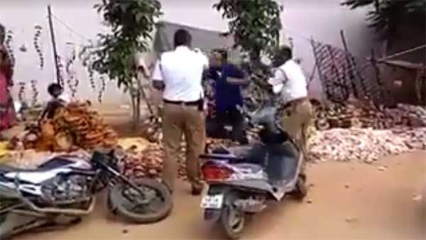 ஹெல்மெட் அணியாததை கேட்டதால் 2 போலீஸ்காரர்களை சரமாரியாக தாக்கிய 'போதை' வக்கீல்.. வைரல் வீடியோ