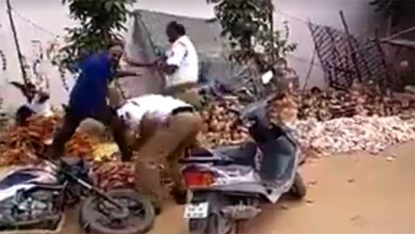 ஹெல்மெட் அணியாததை கேட்டதால் 2 போலீஸ்காரர்களை சரமாரியாக தாக்கிய 'போதை' வக்கீல்.. வைரல் வீடியோ