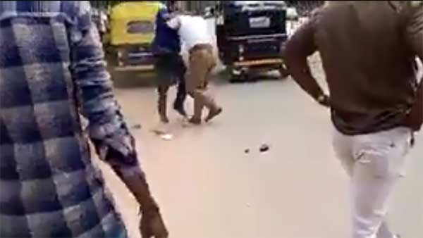ஹெல்மெட் அணியாததை கேட்டதால் 2 போலீஸ்காரர்களை சரமாரியாக தாக்கிய 'போதை' வக்கீல்.. வைரல் வீடியோ