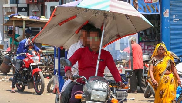 ஹெல்மெட் அணியாமல் பயணிக்கும் இரு சக்கர வாகன ஓட்டிகளுக்கு தமிழக போலீசாரின் நூதன தண்டனை