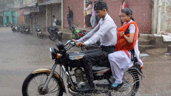 ஹெல்மெட் அணியாமல் பயணிக்கும் இரு சக்கர வாகன ஓட்டிகளுக்கு தமிழக போலீசாரின் நூதன தண்டனை