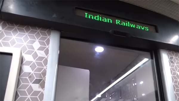 160 கிமீ வேகத்தில் செல்லும் இந்தியாவின் முதல் 'செமி' புல்லட் ரயில் அறிமுகம்!