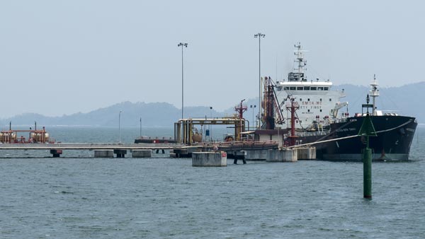 விலை குறைவான வெளிநாட்டு பெட்ரோலை நேரடியாக வாங்க துவங்கிய இந்தியர்கள்... கஜானா காலியாவதால் மத்திய அரசு கடுப்பு...