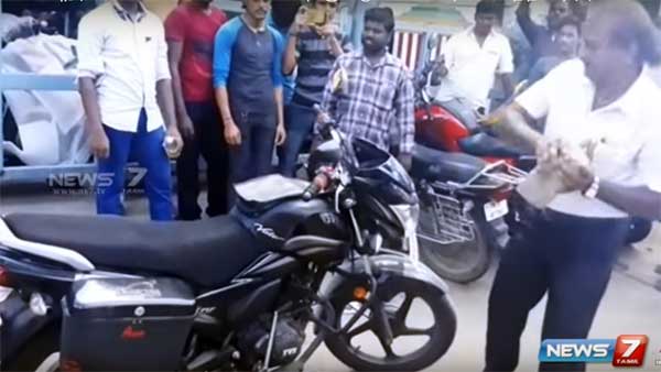 பழுதை சரி செய்யாததால் புதிய பைக்கை ஷோரூம் வாசலிலேயே தீ வைத்து எரித்த வாடிக்கையாளர்..!