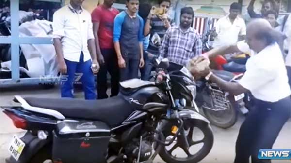 பழுதை சரி செய்யாததால் புதிய பைக்கை ஷோரூம் வாசலிலேயே தீ வைத்து எரித்த வாடிக்கையாளர்..!