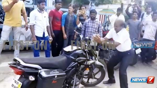 பழுதை சரி செய்யாததால் புதிய பைக்கை ஷோரூம் வாசலிலேயே தீ வைத்து எரித்த வாடிக்கையாளர்..!