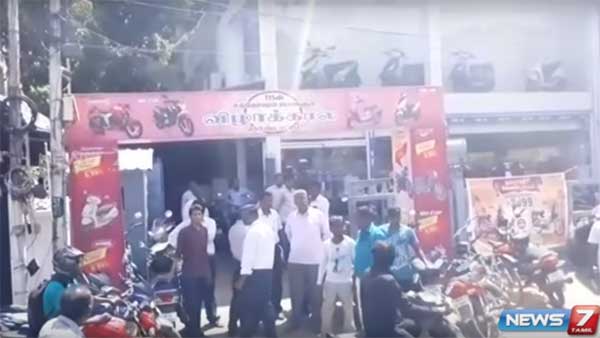 பழுதை சரி செய்யாததால் புதிய பைக்கை ஷோரூம் வாசலிலேயே தீ வைத்து எரித்த வாடிக்கையாளர்..!