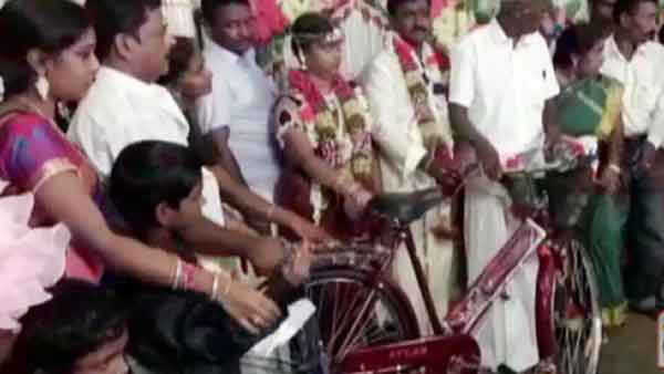 பெட்ரோல் விலை உயர்வு.. மோடியை கிண்டல் அடிக்க மருமகனுக்கு வித்தியாசமான சீதனம் வழங்கிய மாமனார்..