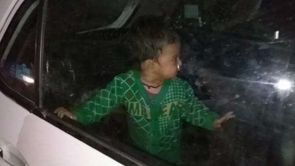 காருக்குள் அடைத்து வைத்து குழந்தையை கொல்ல முயன்ற பெற்றோர்…! உ.பி.யில் பரபரப்பாகிய கோர சம்பவம்..!