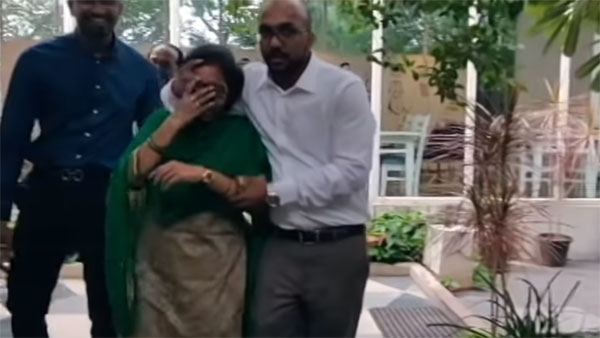 அம்மாவின் ரூ 11 லட்சம் மதிப்பிலான கார் கனவை தன் சொந்த காசில் வாங்கி பரிசளித்த பாச மகன்… நெகிழ்ச்சி வீடியோ..!