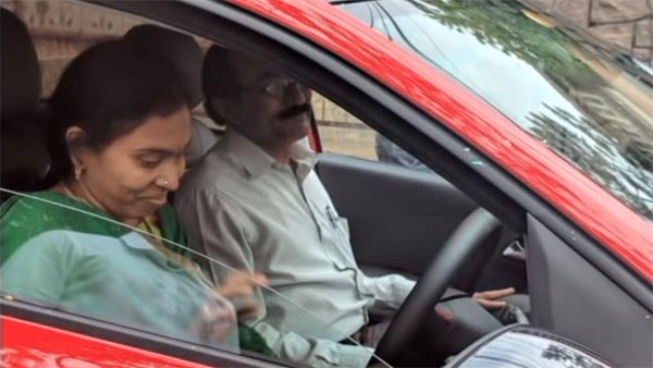 அம்மாவின் ரூ 11 லட்சம் மதிப்பிலான கார் கனவை தன் சொந்த காசில் வாங்கி பரிசளித்த பாச மகன்… நெகிழ்ச்சி வீடியோ..!