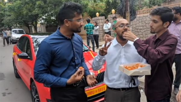 அம்மாவின் ரூ 11 லட்சம் மதிப்பிலான கார் கனவை தன் சொந்த காசில் வாங்கி பரிசளித்த பாச மகன்… நெகிழ்ச்சி வீடியோ..!