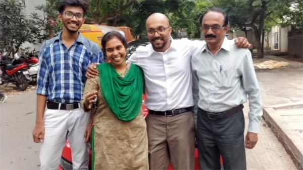 அம்மாவின் ரூ 11 லட்சம் மதிப்பிலான கார் கனவை தன் சொந்த காசில் வாங்கி பரிசளித்த பாச மகன்… நெகிழ்ச்சி வீடியோ..!