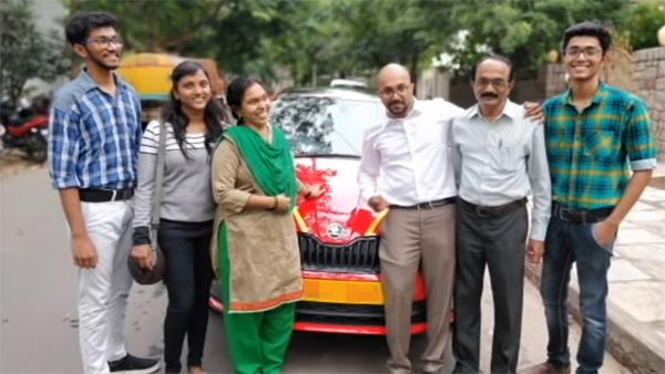 அம்மாவின் ரூ 11 லட்சம் மதிப்பிலான கார் கனவை தன் சொந்த காசில் வாங்கி பரிசளித்த பாச மகன்… நெகிழ்ச்சி வீடியோ..!
