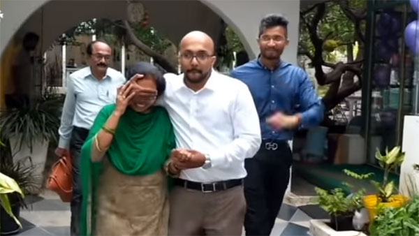 அம்மாவின் ரூ 11 லட்சம் மதிப்பிலான கார் கனவை தன் சொந்த காசில் வாங்கி பரிசளித்த பாச மகன்… நெகிழ்ச்சி வீடியோ..!