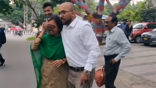 அம்மாவின் ரூ 11 லட்சம் மதிப்பிலான கார் கனவை தன் சொந்த காசில் வாங்கி பரிசளித்த பாச மகன்… நெகிழ்ச்சி வீடியோ..!