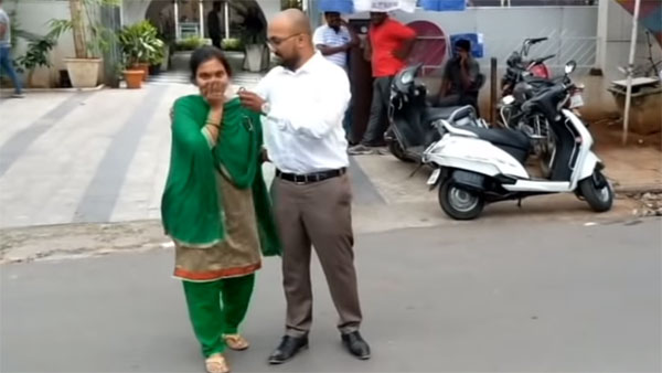 அம்மாவின் ரூ 11 லட்சம் மதிப்பிலான கார் கனவை தன் சொந்த காசில் வாங்கி பரிசளித்த பாச மகன்… நெகிழ்ச்சி வீடியோ..!