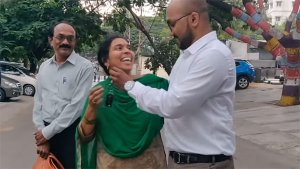 அம்மாவின் ரூ 11 லட்சம் மதிப்பிலான கார் கனவை தன் சொந்த காசில் வாங்கி பரிசளித்த பாச மகன்… நெகிழ்ச்சி வீடியோ..!