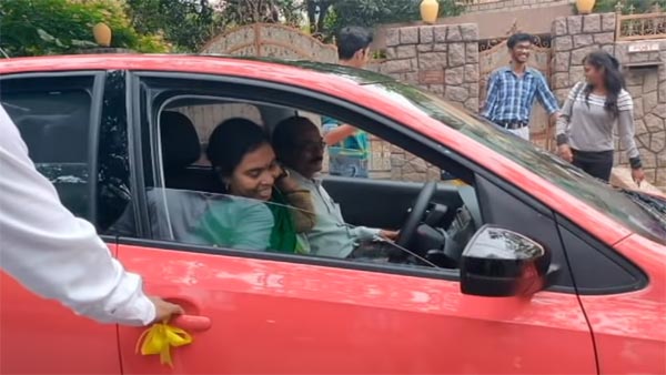 அம்மாவின் ரூ 11 லட்சம் மதிப்பிலான கார் கனவை தன் சொந்த காசில் வாங்கி பரிசளித்த பாச மகன்… நெகிழ்ச்சி வீடியோ..!