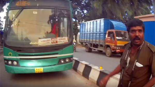 தெரிந்தே விபத்தை ஏற்படுத்த முயன்ற அரசு பஸ் டிரைவருக்கு தக்க பாடம் புகட்டிய வாலிபர்... வைரல் வீடியோ