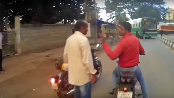 தெரிந்தே விபத்தை ஏற்படுத்த முயன்ற அரசு பஸ் டிரைவருக்கு தக்க பாடம் புகட்டிய வாலிபர்... வைரல் வீடியோ