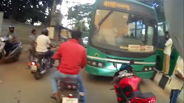 தெரிந்தே விபத்தை ஏற்படுத்த முயன்ற அரசு பஸ் டிரைவருக்கு தக்க பாடம் புகட்டிய வாலிபர்... வைரல் வீடியோ