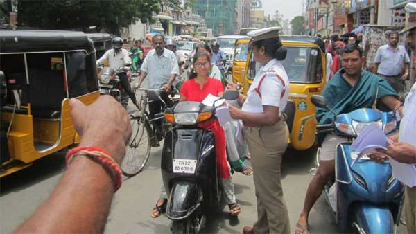 அபராதங்களை இப்படியும் வசூலிக்கலாம்... ஜவுளிக்கடைக்காரர் ரேஞ்சுக்கு கீழே இறங்கிய போலீசார்...