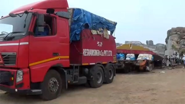 380 டன் ராமர் சிலையை அசால்ட்டாக இழுத்து வரும் வால்வோ புல்லர் டிரக்!
