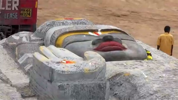 380 டன் ராமர் சிலையை அசால்ட்டாக இழுத்து வரும் வால்வோ புல்லர் டிரக்!