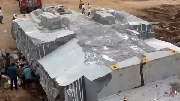 380 டன் ராமர் சிலையை அசால்ட்டாக இழுத்து வரும் வால்வோ புல்லர் டிரக்!