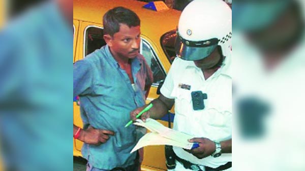 அபராதங்களை இப்படியும் வசூலிக்கலாம்... ஜவுளிக்கடைக்காரர் ரேஞ்சுக்கு கீழே இறங்கிய போலீசார்...