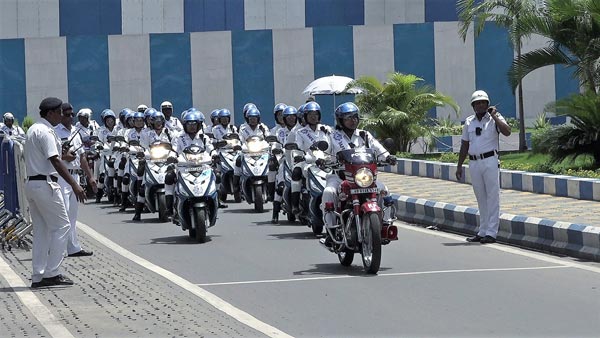 அபராதங்களை இப்படியும் வசூலிக்கலாம்... ஜவுளிக்கடைக்காரர் ரேஞ்சுக்கு கீழே இறங்கிய போலீசார்...