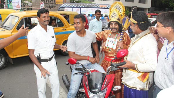 அபராதங்களை இப்படியும் வசூலிக்கலாம்... ஜவுளிக்கடைக்காரர் ரேஞ்சுக்கு கீழே இறங்கிய போலீசார்...