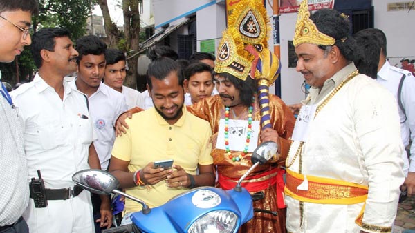 அபராதங்களை இப்படியும் வசூலிக்கலாம்... ஜவுளிக்கடைக்காரர் ரேஞ்சுக்கு கீழே இறங்கிய போலீசார்...