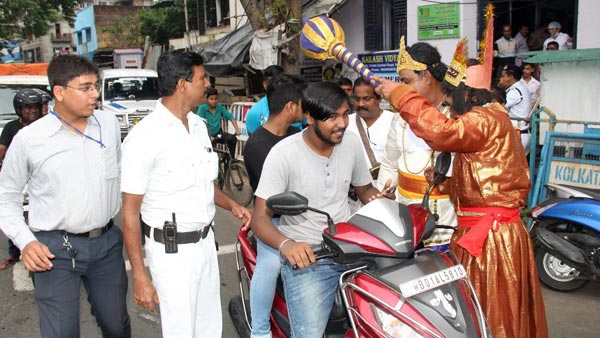 அபராதங்களை இப்படியும் வசூலிக்கலாம்... ஜவுளிக்கடைக்காரர் ரேஞ்சுக்கு கீழே இறங்கிய போலீசார்...