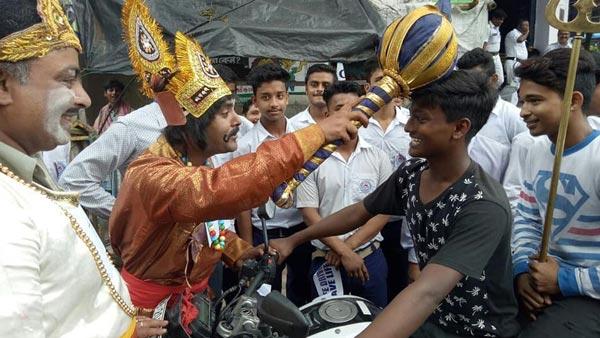 அபராதங்களை இப்படியும் வசூலிக்கலாம்... ஜவுளிக்கடைக்காரர் ரேஞ்சுக்கு கீழே இறங்கிய போலீசார்...